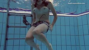 Underwater sex skills: European teen Sima lastova