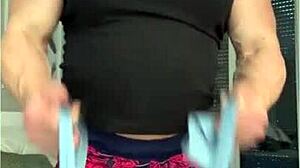 Enjoy a solo set with a girl who gives good eye contact and has a great ass