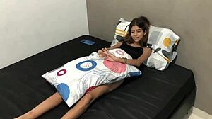 Folleos y masturbación Annie Crawford en su dormitorio